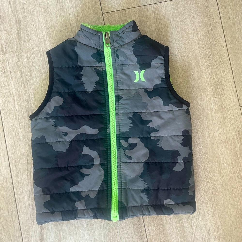 Hurley puffer vest size 2T, NWOT camo.